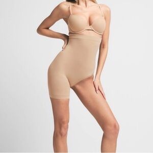 Skims SOLUTION SHORT LEFT LEG EXPOSED sand XXS